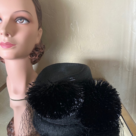 BREATHTAKING 1940s\' BLACK STRAW TOP HAT WITH 2 FEATHER PUFFS + FULL VEIL